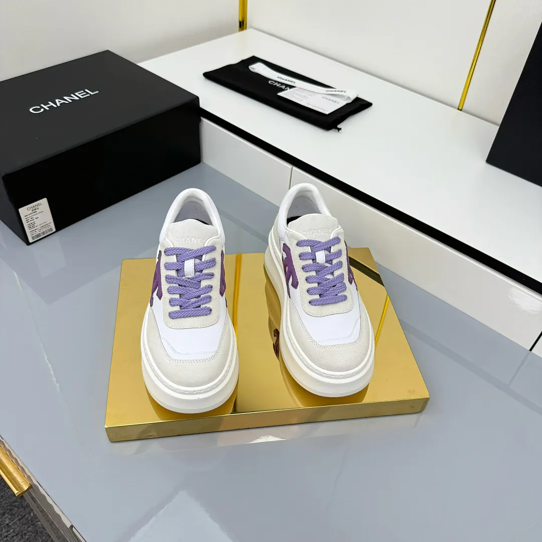 👟👟Ex-factory price 660👟👟 Top version! Chanel Chanel panda shoes! 2025 counter's top casual sports shoes. This classic design; the upper is electro-embroidered with a variety of techniques; the outsole is fashionable and sporty; the unusual inclusion of a variety of color matching elements... The diversified mix and match is very good-looking and versatile, and can be used for leisure, fashion, sports, and outdoor... ꫛꫀꪝ Go➫ Materials: ❶Upper made of: original imported first-layer silk cowhide + original waterproof cloth + original first-layer cowhide ❷Inner lining: Original Yangli+wang ❸ Outsole based on: Original TPU combination outsole Counter boutique packaging complete set for women 35–41